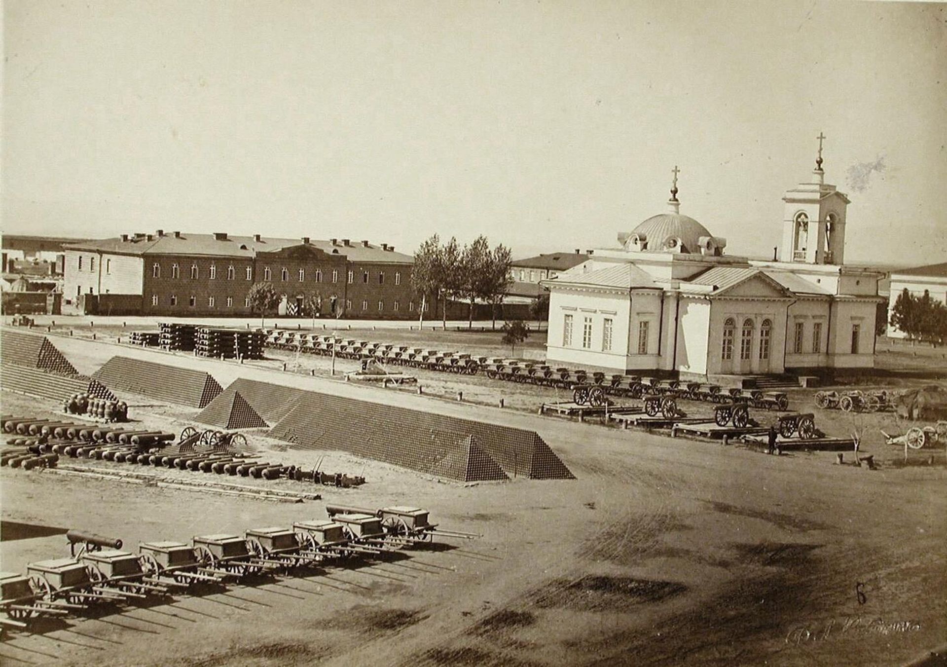 Русская крепость Гюмри (1837 г.) и церковь Александры Римской. На переднем плане артиллерия и снаряды форта. - Sputnik Արմենիա, 1920, 06.08.2023