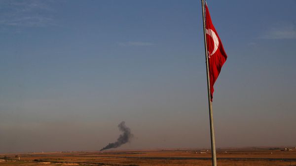 Дым после бомбардировки турецкими войсками на территории Сирии (9 октября 2019). Акчакал, Турция - Sputnik Армения