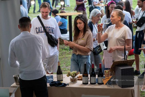 Посетители Dilijan Wine Fest у одного из павильонов Посетители Dilijan Wine Fest у одного из павильонов - Sputnik Армения