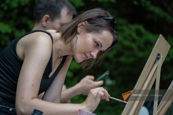 Гостья Dilijan Wine Fest рисует вином Гостья Dilijan Wine Fest рисует вином - Sputnik Армения