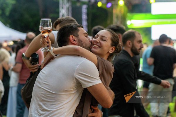 Влюбленная пара на Dilijan Wine Fest Влюбленная пара на Dilijan Wine Fest - Sputnik Армения