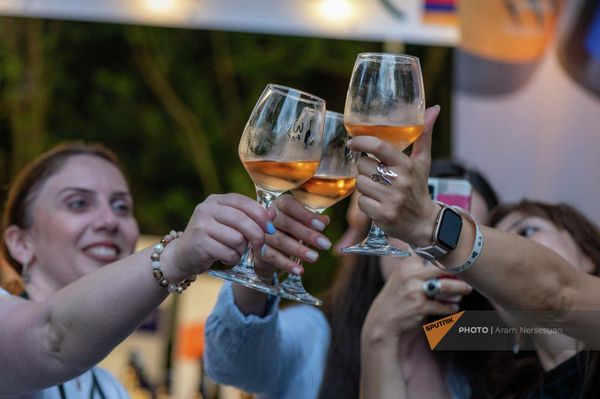 Бокалы с оранжевым вином на Dilijan Wine Fest Бокалы с оранжевым вином на Dilijan Wine Fest - Sputnik Армения
