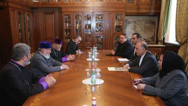 Католикос Всех Армян Гарегин II принял Чрезвычайного и Полномочного Посла Исламской Республики Иран Мехди Собхани (7 августа 2023). Эчмиадзин - Sputnik Армения