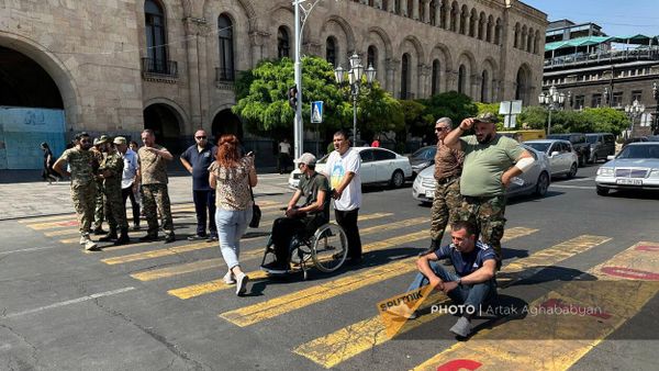 Участники карабахской войны перекрыли движение на улице Абовяна (8 августа 2023). Еревaн - Sputnik Армения
