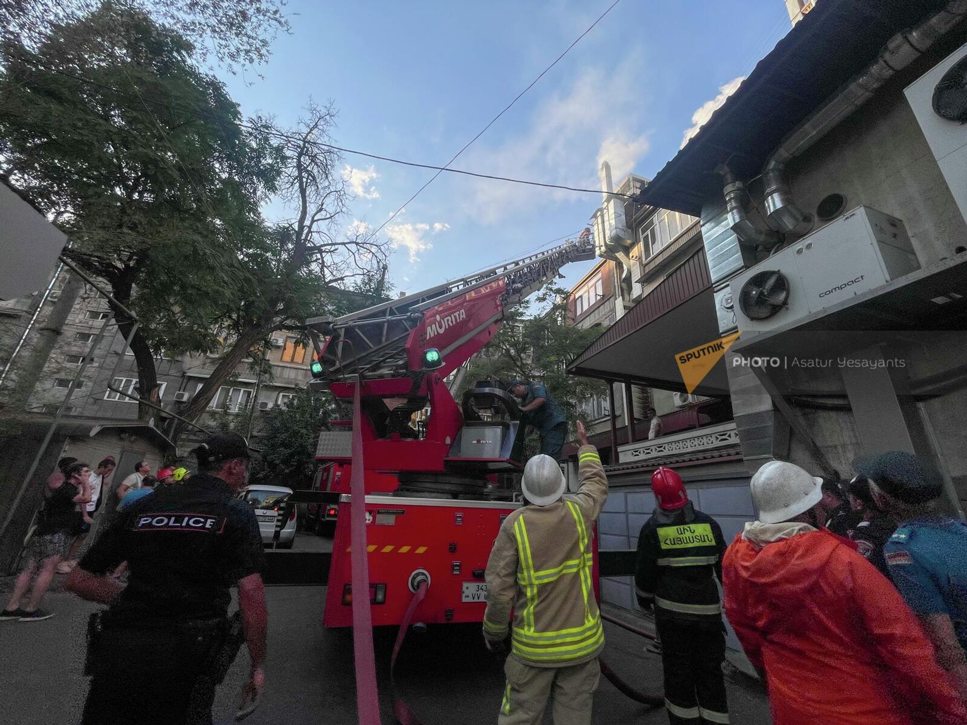 Сотрудники пожарной службы на месте возгорания на улице Амиряна (8 августа 2023). Еревaн - Sputnik Արմենիա, 1920, 08.08.2023