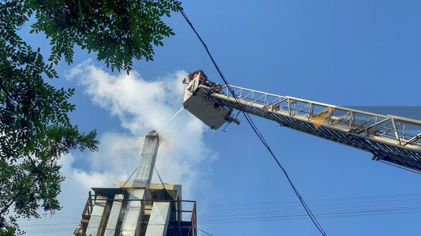 Сотрудники пожарной службы на месте возгорания на улице Амиряна (8 августа 2023). Еревaн - Sputnik Армения