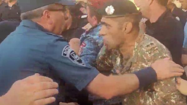 На площади Республики в Ереване полиция пытается задержать протестующих - Sputnik Армения