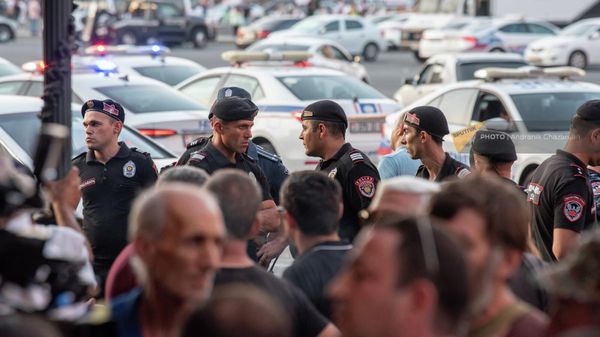 Акция протеста участников карабахской войны у здания Правительства (8 августа 2023). Еревaн - Sputnik Армения