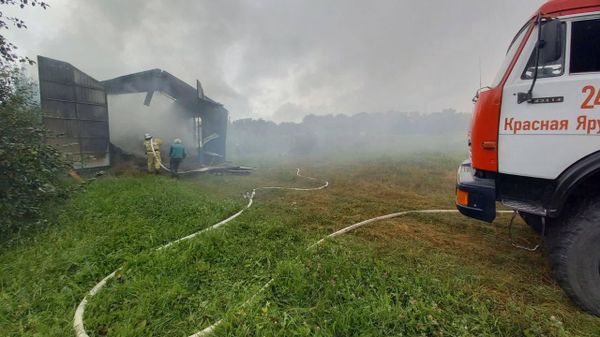 Пожарные тушат сенник, сгоревший следствии падения неустановленного объекта (9 августа 2023). Село Колотиловка Краснояружского района - Sputnik Армения