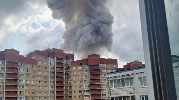 Столп дыма после мощного взрыва в Сергиевом Посаде - Sputnik Армения