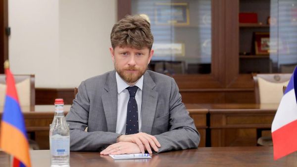 Министр обороны Сурен Папикян принял нового Чрезвычайного и полномочного посла Франции Оливье Декоттиньи и нового военного атташе, подполковника Арно Эли (9 августа 2023). Еревaн - Sputnik Армения