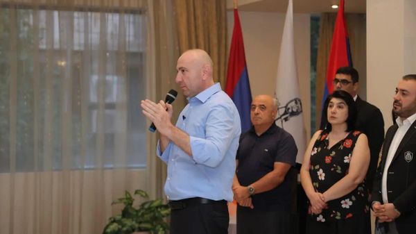 Андраник Теванян на учредительном собрании оппозиционного блока Мать Армения (9 августа 2023). Еревaн - Sputnik Армения