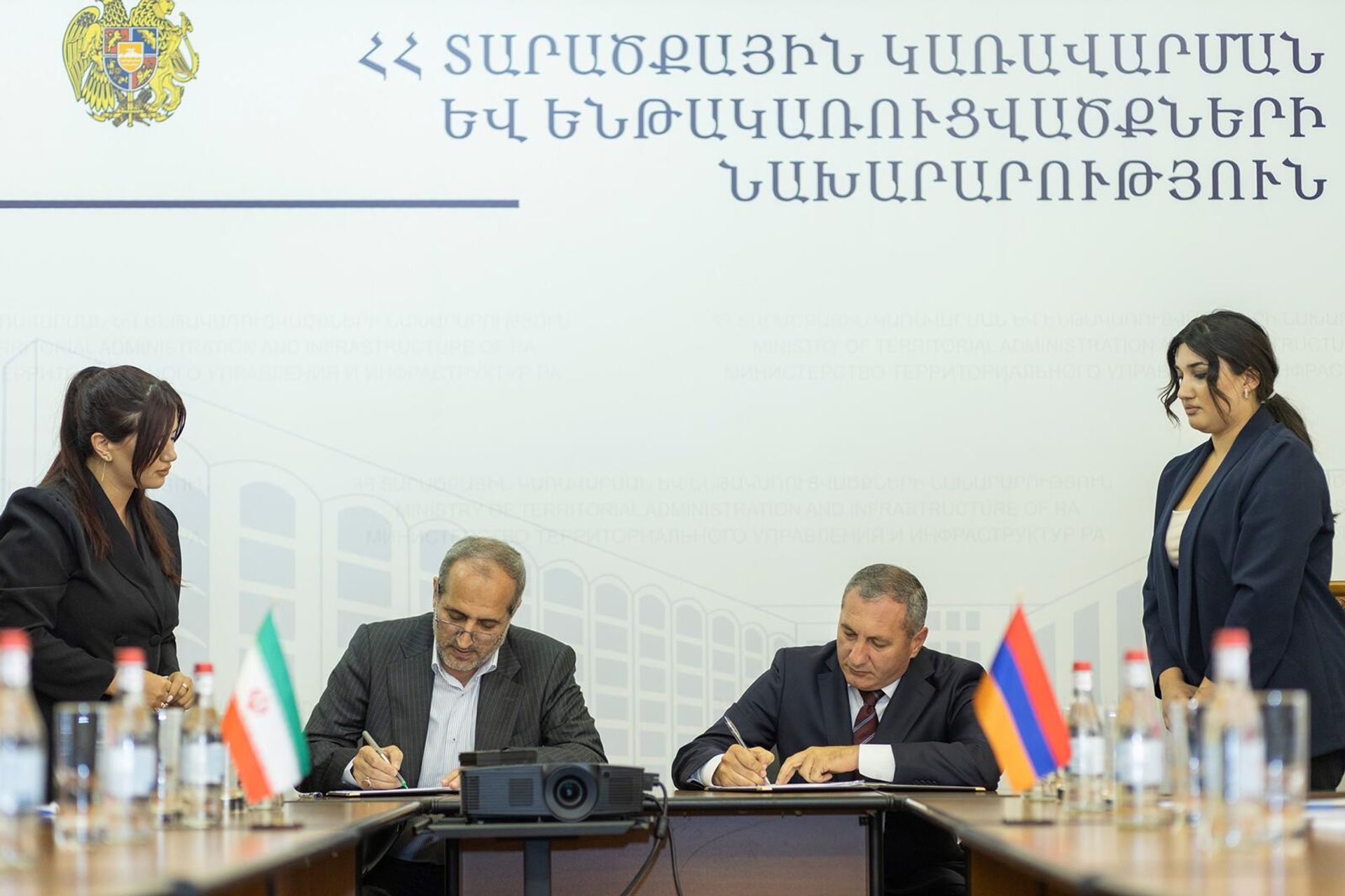Гендиректор ЗАО Ереван ТЭС Арам Казарян и замминистра нефти Ирана, директор Национальной газовой компании Маджид Чегени подписали продление договора Газ в обмен на электроэнергию и увеличении объемов договора (10 августа 2023). Еревaн - Sputnik Армения, 1920, 10.08.2023