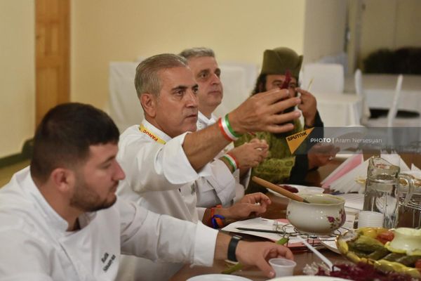 Профессиональное жюри на конкурсе приготовления национальных блюд на втором фестивале армяно-иранской кухни в Сисиане - Sputnik Армения