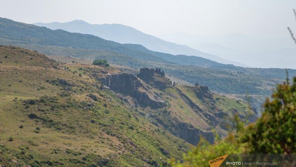 Вид на Амберд с территории Тиринкатара - Sputnik Армения
