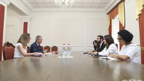 И.о. председателя Постоянной комиссии НС по защите прав человека и общественным вопросам Рустам Бакоян принял руководителя делегации МККК в Армении Тьерри Рибо и руководителя коммуникационных программ Зару Аматуни (11 августа 2023). Еревaн - Sputnik Армения