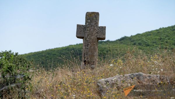 Надгробный камень на кладбище у часовни села Бердаван Тавушской области - Sputnik Армения