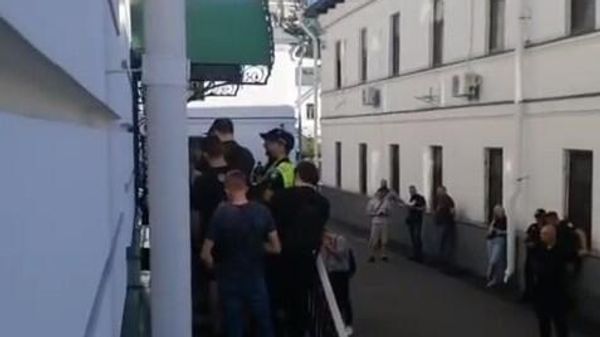 Украинские полицейские с автоматами срезали с дверей замки и зашли в корпуса Киево-Печерской Лавры - Sputnik Армения