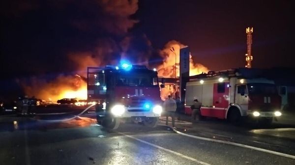 Спасатели на месте взрыва на автозаправочной станции (15 августа 2023). Махачкала - Sputnik Армения