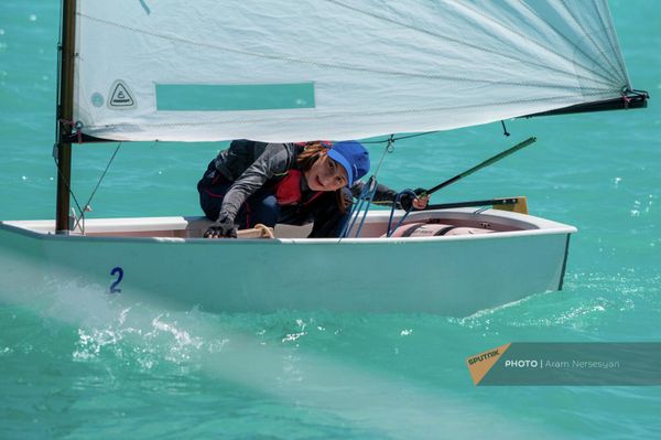 Участница Международного юбилейного турнира по парусному спорту имени адмирала Исакова на озере Севан  - Sputnik Армения