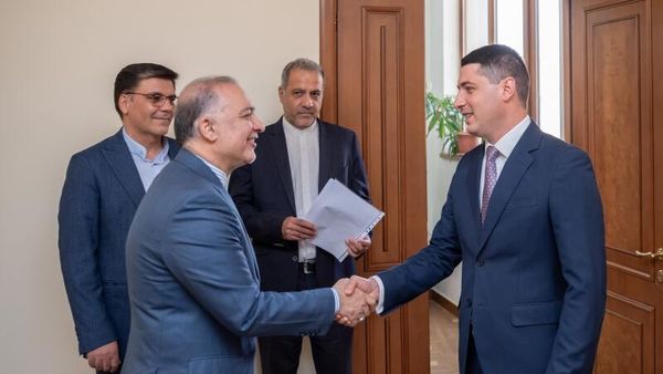 Председатель Следственного комитета Аргишти Кярамян принял Чрезвычайного и Полномочного Посла Исламской Республики Иран Мехди Собхани (16 августа 2023)/ Еревaн - Sputnik Армения
