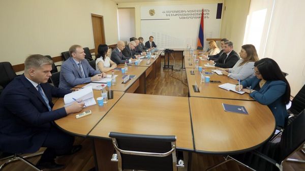 Министр территориального управления и инфраструктур Гнел Саносян принял делегацию во главе с генеральным директором ОАО Российские железные дороги, председателем совета директоров ЗАО Южно-Кавказская железная дорога Вячеславом Павловским (16 августа 2023). Еревaн - Sputnik Армения