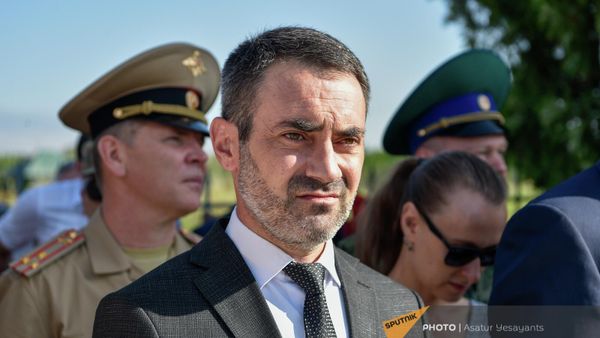 Первый заместитель мэра Эчмиадзина Арсен Петросян на торжественном мероприятии по случаю 196-й годовщины Ошаканской битвы в память о русских воинах и армянских добровольцах у памятника Героям Ошакана (17 августа 2023). Эчмиадзин - Sputnik Армения
