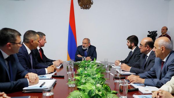 Премьер-министр Никол Пашинян на консультациях по отчету о деятельности и текущим программам Сюникской администрации (17  августа 2023). Капан - Sputnik Армения