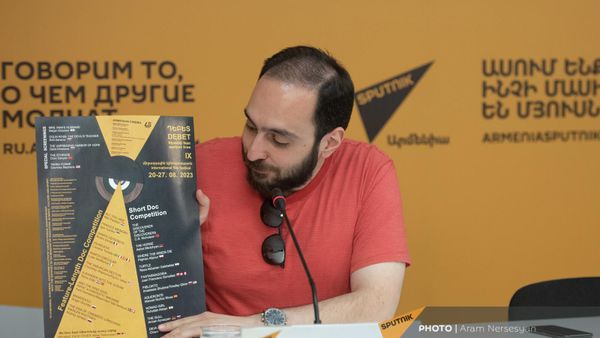 Директор программ кинофестиваля Абрикосовое дерево Артур Вардикян на пресс-конференции, приуроченной к проведению в Армении IX международного фестиваля документального кино Абрикосовое дерево (18 августа 2023). Еревaн - Sputnik Армения