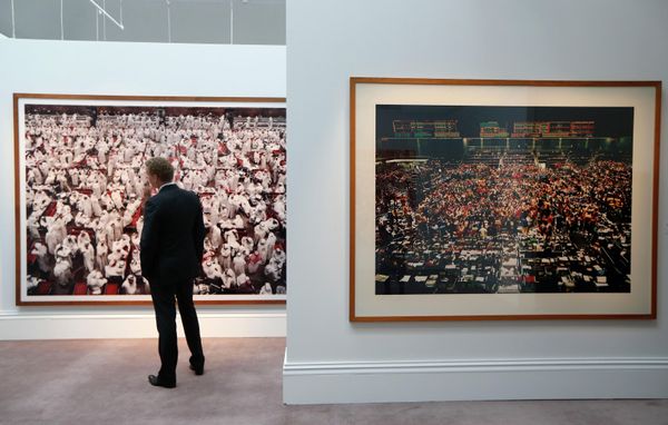 Сотрудник Sotheby's стоит рядом с фото Андреаса Гурски "Kuwait Stock Exchange II" (слева) и "1997 Chicago Board of Trade" (справа) Аукцион в Лондоне, Великобритания - Sputnik Армения