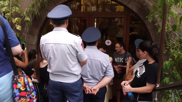 Акция протеста у офиса Международного Красного Креста (18 августа 2023). Еревaн - Sputnik Армения