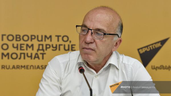 Руководитель исследовательского центра Альтернатива, доктор экономических наук, профессор Татул Манасерян на пресс-конференции на тему Почему цены на продовольствие, бензин и дизтопливо бьют в Армении рекорды? (21 августа 2023). Еревaн - Sputnik Армения