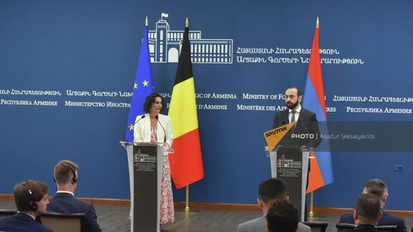 Արարատ Միրզոյանն ու Հաջա Լահբիբին
  - Sputnik Արմենիա