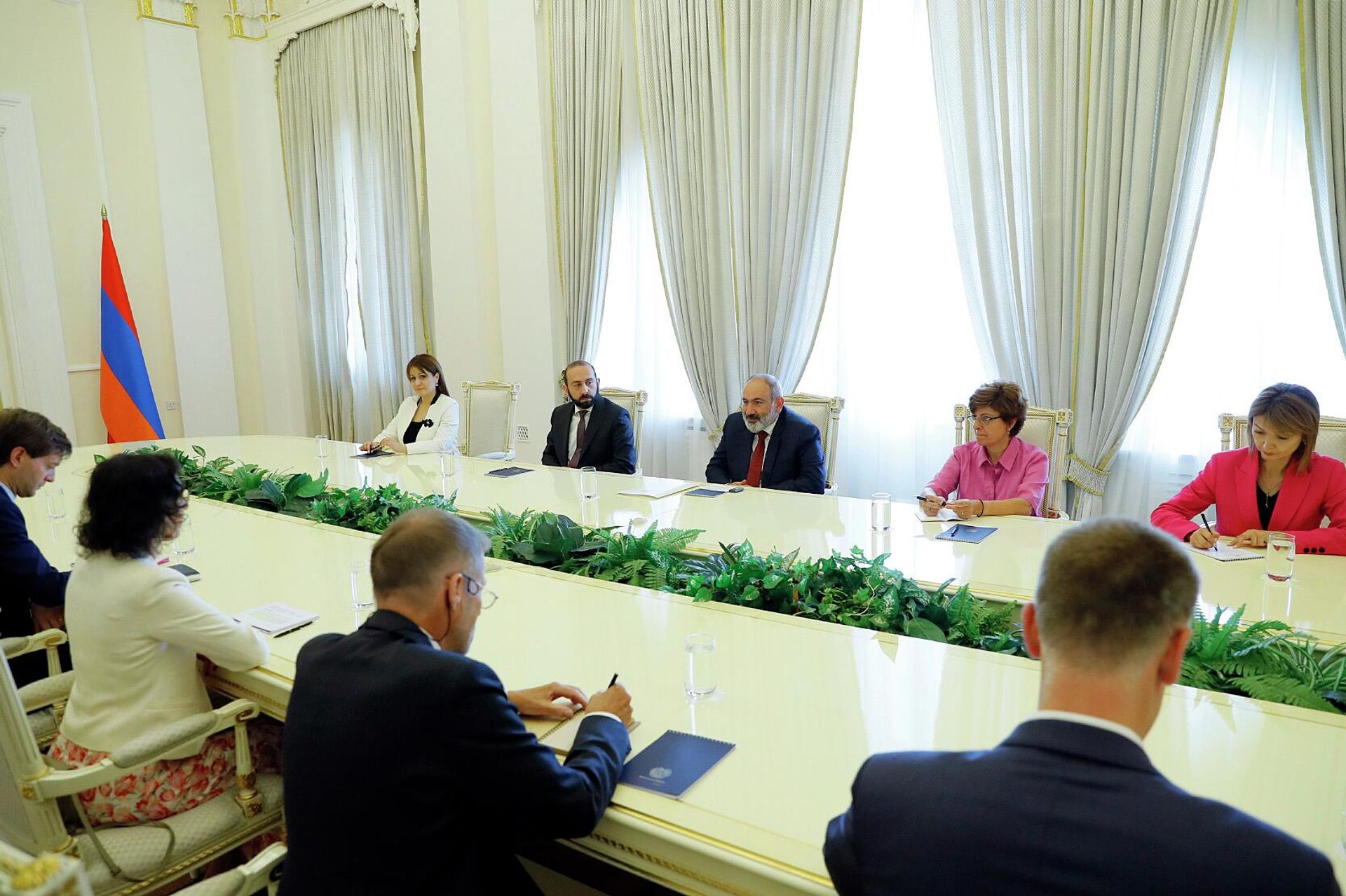 Премьер-министр Никол Пашинян принял министра иностранных дел Бельгии Хайжи Лахбиб (22 августа 2023). Еревaн - Sputnik Արմենիա, 1920, 22.08.2023