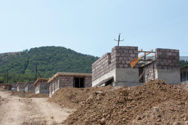 Строящиеся дома в новом квартале села Шурнух, Сюникская область Строящиеся дома в новом квартале села Шурнух, Сюникская область - Sputnik Армения