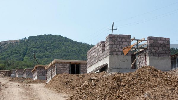 Строящиеся дома в новом квартале села Шурнух, Сюникская область - Sputnik Армения