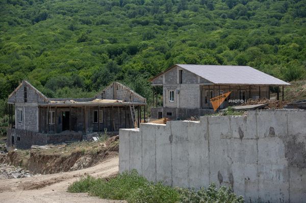 Строящиеся дома в новом квартале села Шурнух, Сюникская область Строящиеся дома в новом квартале села Шурнух, Сюникская область - Sputnik Армения