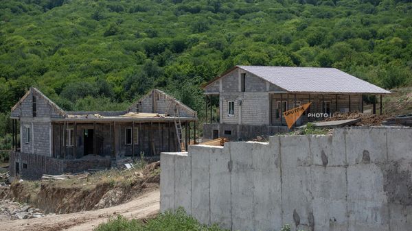 Строящиеся дома в новом квартале села Шурнух, Сюникская область - Sputnik Армения