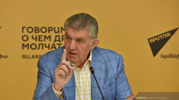 Председатель Союза Армян России Ара Абрамян на пресс-конференции (23 августа 2023). Еревaн - Sputnik Армения