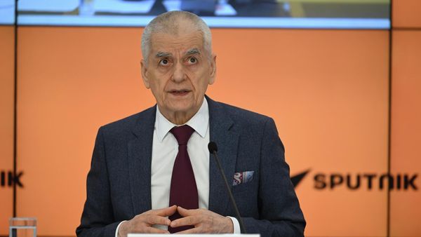 Видеомост Москва-Минск-Бишкек-Ереван-Астана Sputnik на тему Биобезопасность стран ЕАЭС с участием академика РАН, заместителя президента Российской академии образования Геннадия Онищенко (23 августа 2023). Москва - Sputnik Армения