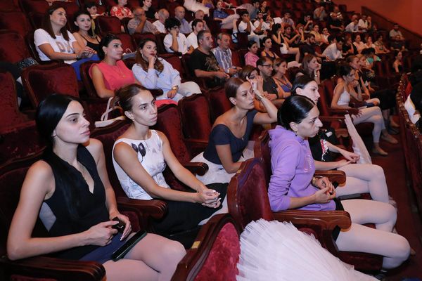 Ժաննա Անդրեասյանը Սպենդիարյանի անվան թատրոնի անձնակազմին է ներկայացնում նոր տնօրենին - Sputnik Արմենիա