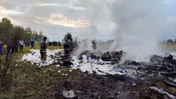 Сотрудники МЧС РФ во время тушения пожара на месте крушения частного самолета Embraer Legacy вблизи населенного пункта Куженкино Бологовского района (24 августа 2023). Тверская область - Sputnik Армения