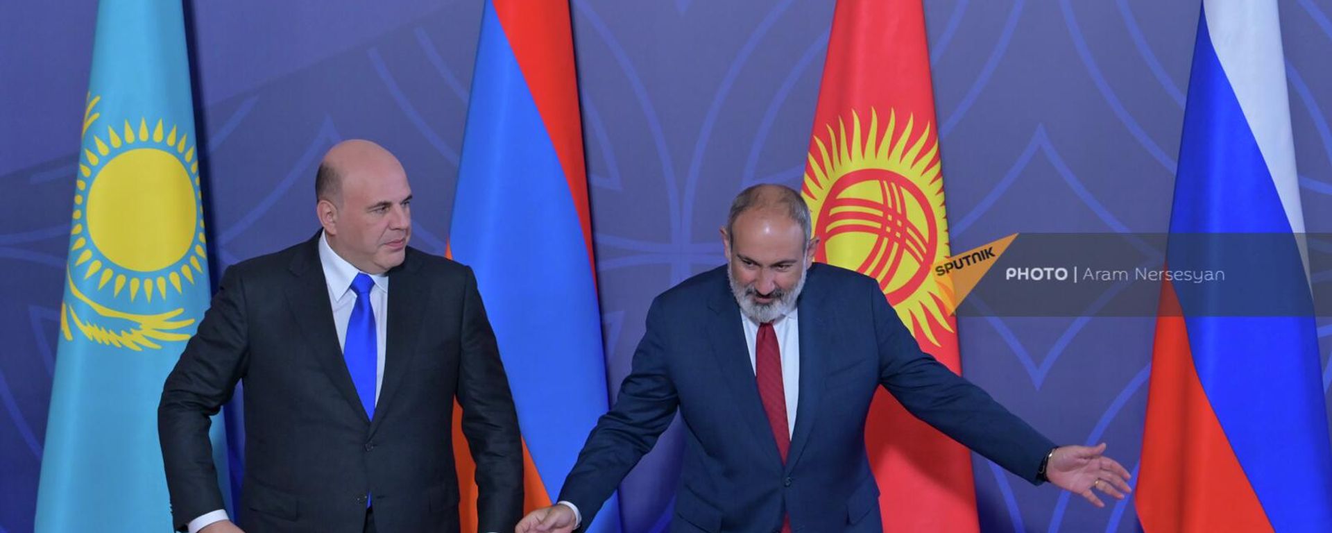 Премьер-министры Армении и России Никол Пашинян и Михаил Мишустин во время фотографирования перед заседанием глав правительств стран ЕАЭС (24 августа 2023). Цахкадзор, Армения - Sputnik Армения, 1920, 09.10.2023