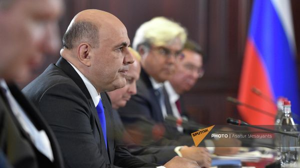 Премьер-министр России Михаил Мишустин на двусторонней встрече с армянским коллегой в рамках заседания глав правительств стран ЕАЭС (24 августа 2023). Цахкадзор, Армения - Sputnik Армения