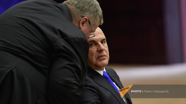 Премьер-министр России Михаил Мишустин переговаривается со своим заместителем Алексеем Оверчуком на заседании глав правительств стран ЕАЭС (24 августа 2023). Цахкадзор, Армения - Sputnik Армения