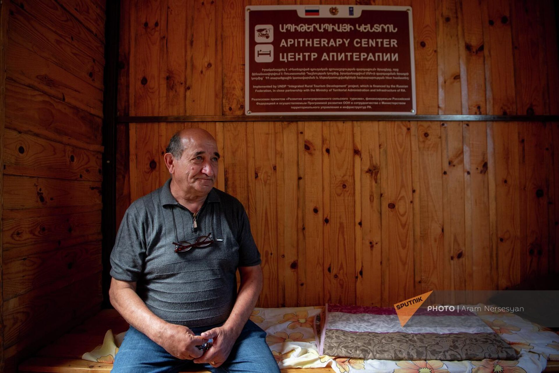 Пчеловод Айк Ованнисян в домике для апитерапии Пчеловод Айк Ованнисян в домике для апитерапии - Sputnik Արմենիա, 1920, 24.08.2023