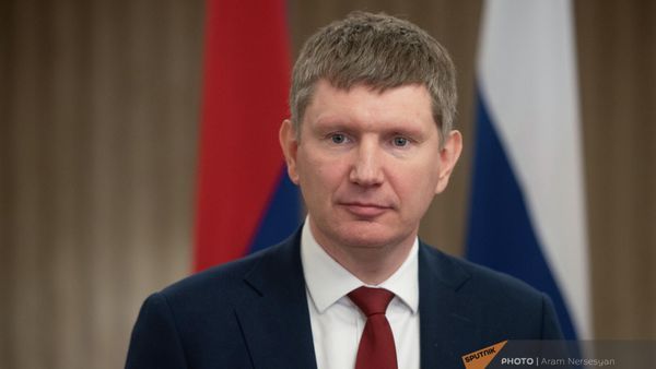 Министр экономического развития России Максим Решетников на брифинге (25 августа 2023). Еревaн - Sputnik Армения