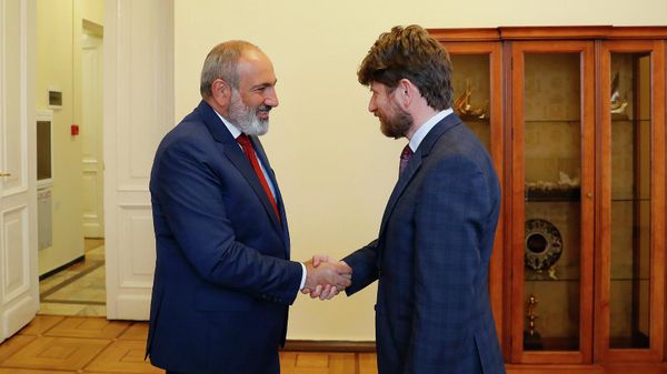 Премьер-министр Никол Пашинян принял Чрезвычайного и Полномочного посла Франции Оливье Декотиньи (26 августа 2023). Еревaн - Sputnik Армения