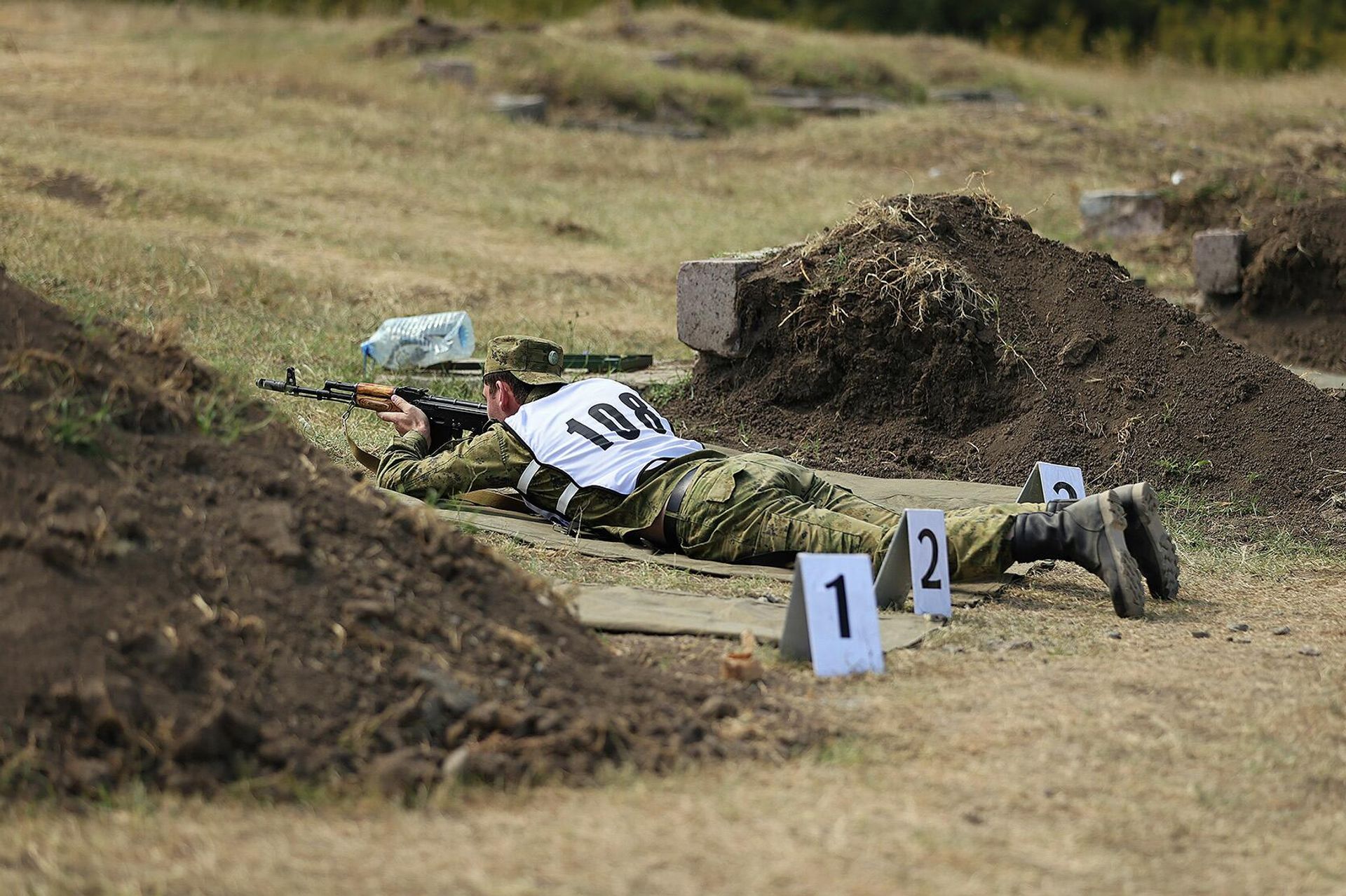 Соревнования по боевой эстафете, состоявшиеся в рамках Армейских игр (26 августа 2023). Тавуш - Sputnik Արմենիա, 1920, 26.08.2023