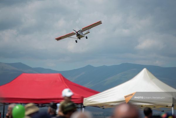 Самолет в небе на авиашоу Air Fest  - Sputnik Армения